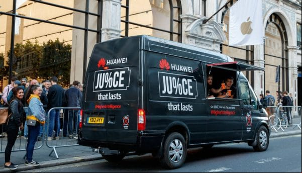 Huawei trolea a Apple regalando bancos de poder a fans del iPhone XS