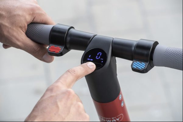 SEAT presenta su eXS KickScooter: Un patinete eléctrico de 599 euros