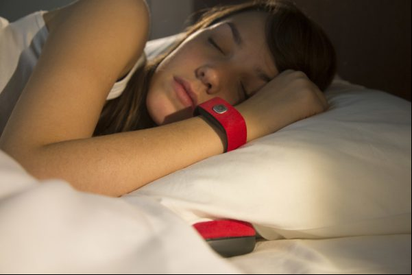  Me desperté enamorado esta mañana Incluso si estás a miles de millas de distancia de tu pareja, puedes escuchar cada uno de sus latidos con Pillow Talk. Cada compañero recibe una pulsera y un altavoz, que transmite y recibe el latido del corazón del otro.