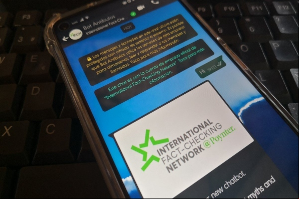 Así funciona el primer bot verificador de noticias de WhatsApp