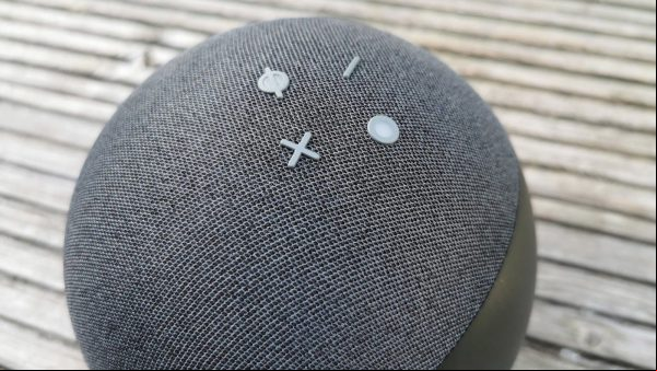 El último altavoz inteligente de Amazon, el Amazon Echo (cuarta generación), ofrece una increíble variedad de funciones, incluido un sistema de micrófono sensible para comandos de voz. Aplicaciones Android.